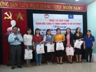 Cty SANDO trao tặng dung dịch sát khuẩn tay cho người dân huyện Hải Lăng, Quảng Trị