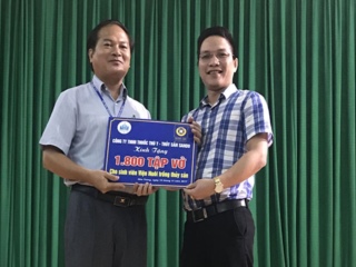 Công ty TNHH SANDO: Tặng quà cho sinh viên Trường Đại học Nha Trang